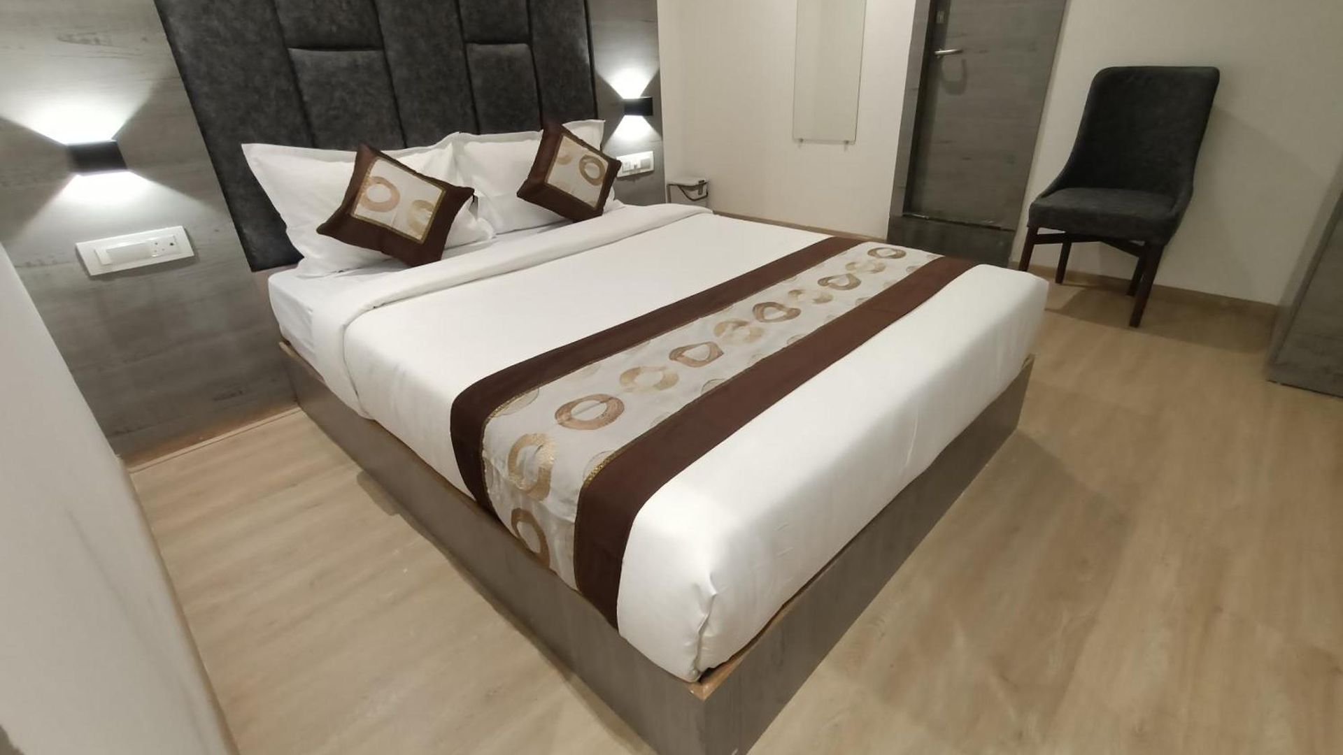 Beverly Palace Santacruz - Near Bkc - Airport T1 Hotel