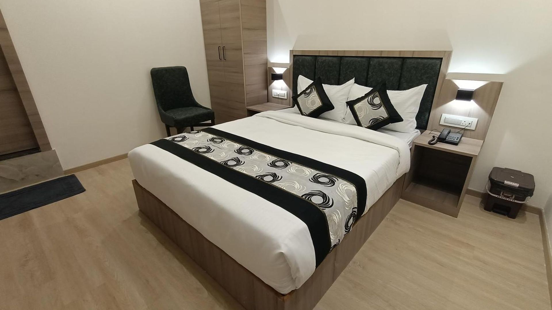 Beverly Palace Santacruz - Near Bkc - Airport T1