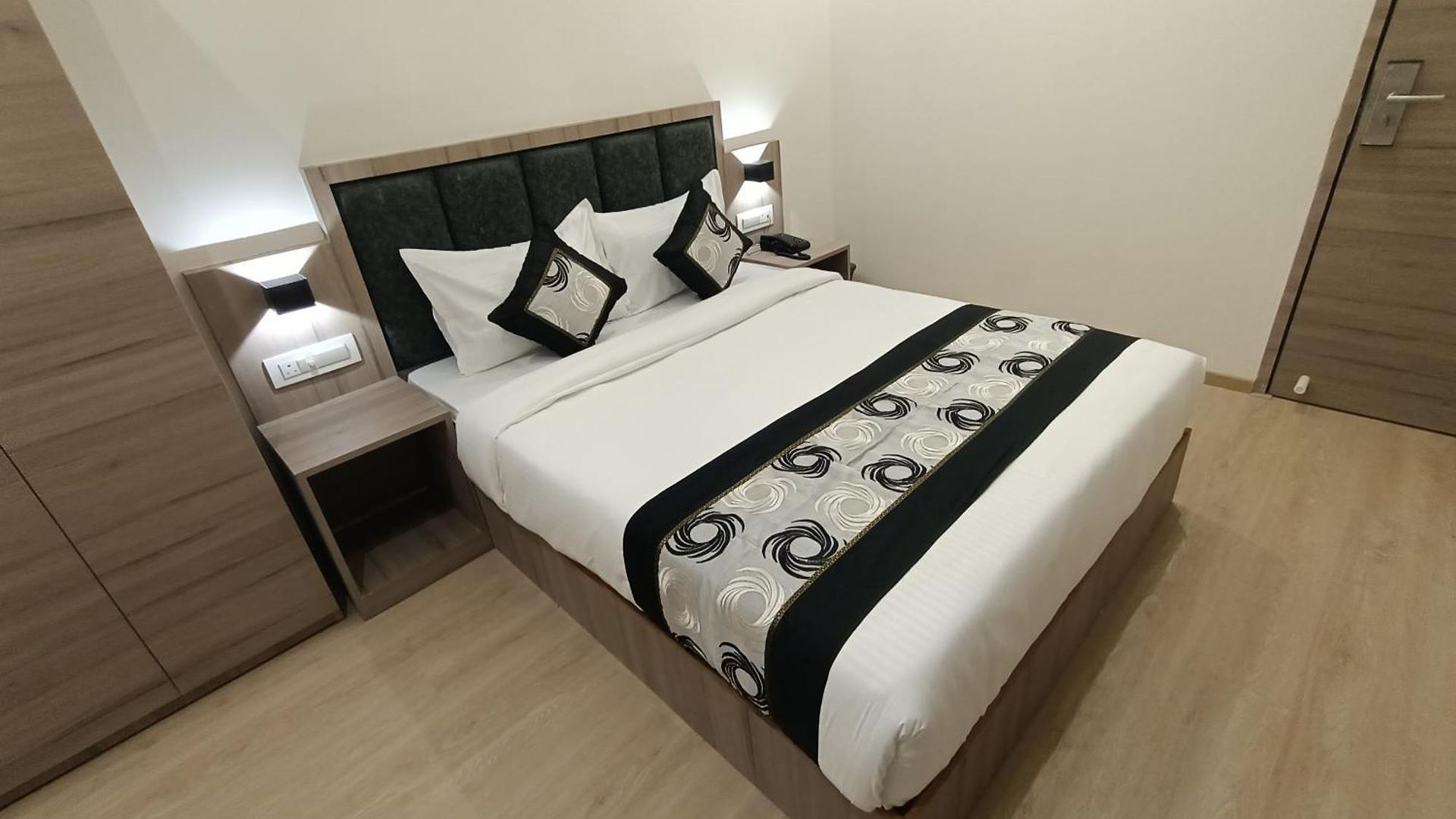 Hotel Beverly Palace Santacruz - Near Bkc - Airport T1