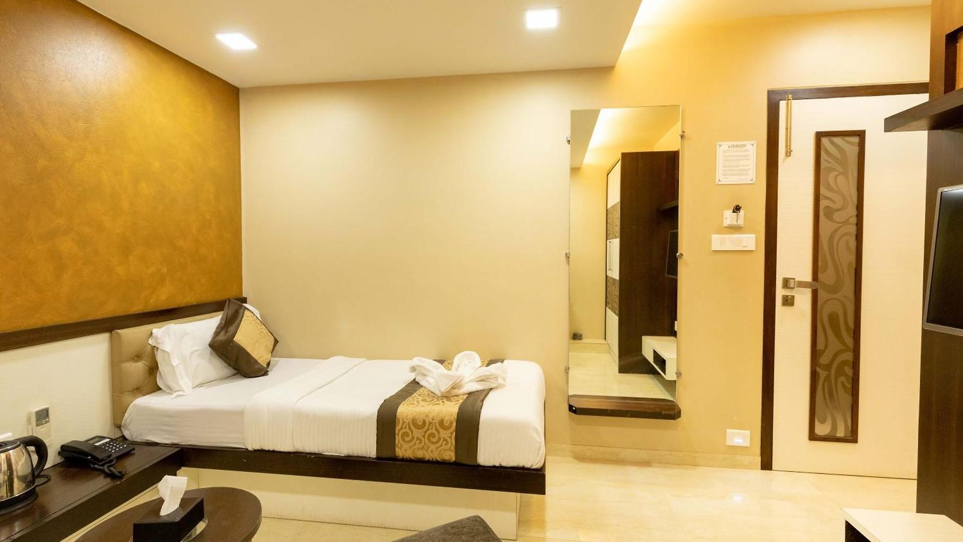 The Majlis - Colaba 3*