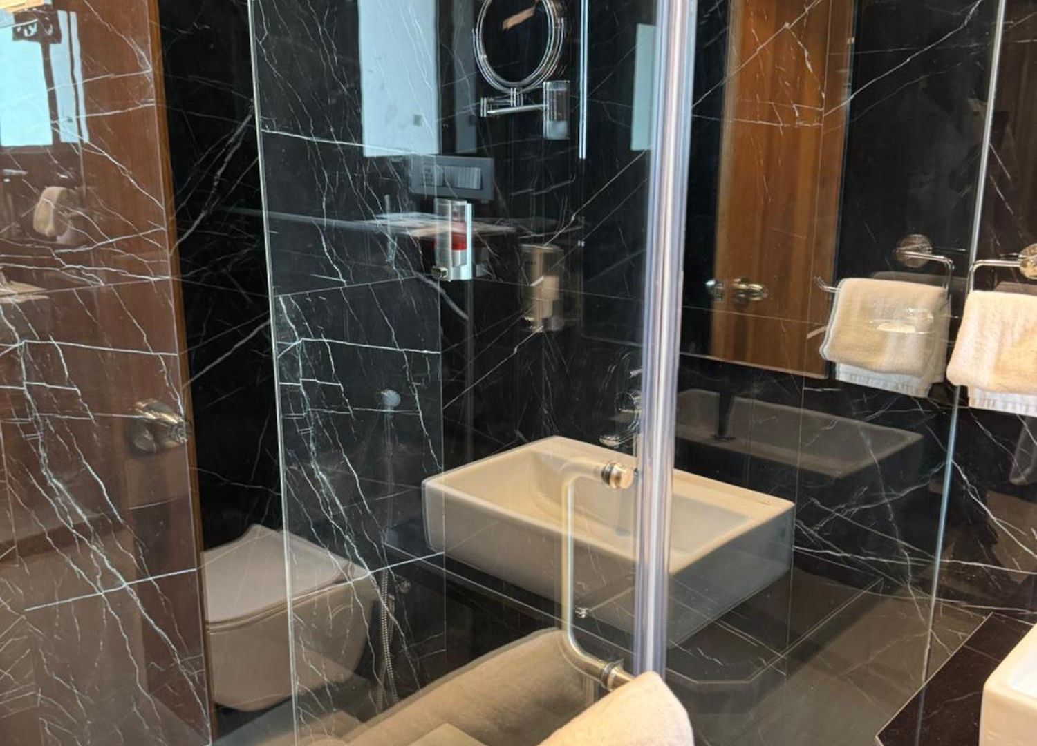 Hotel House, Valnai Malad