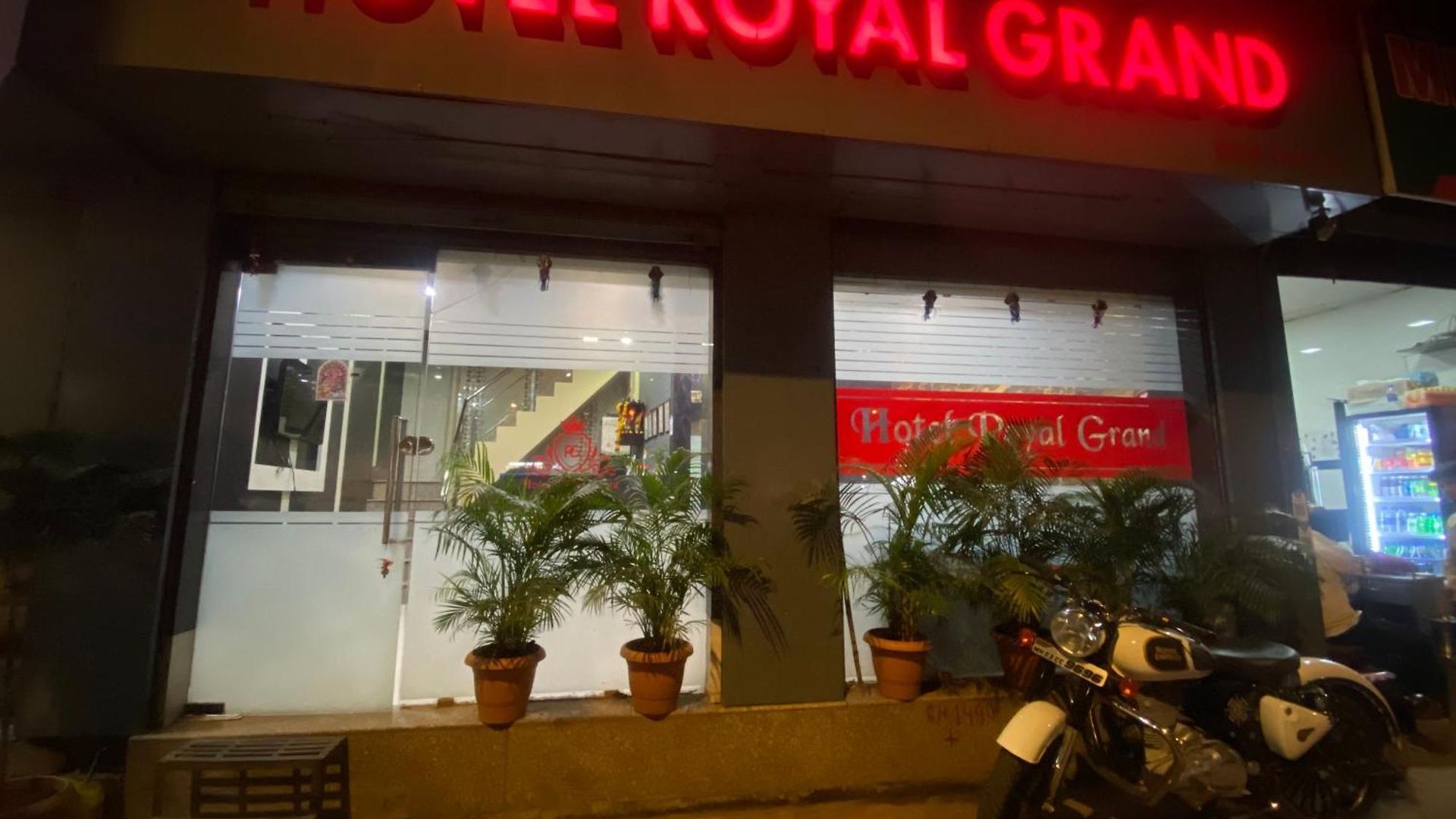 Royal Grand - Near International Airport Hotel