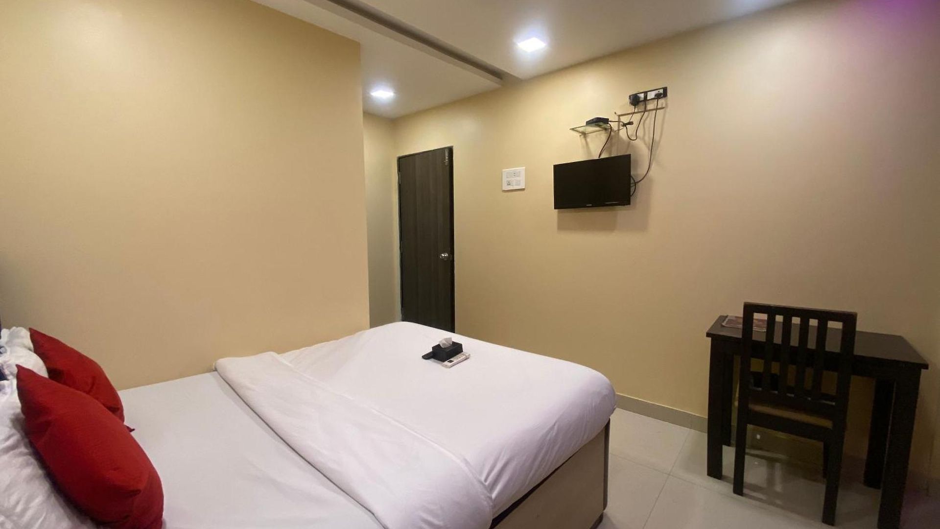 Royal Grand - Near International Airport Hotel