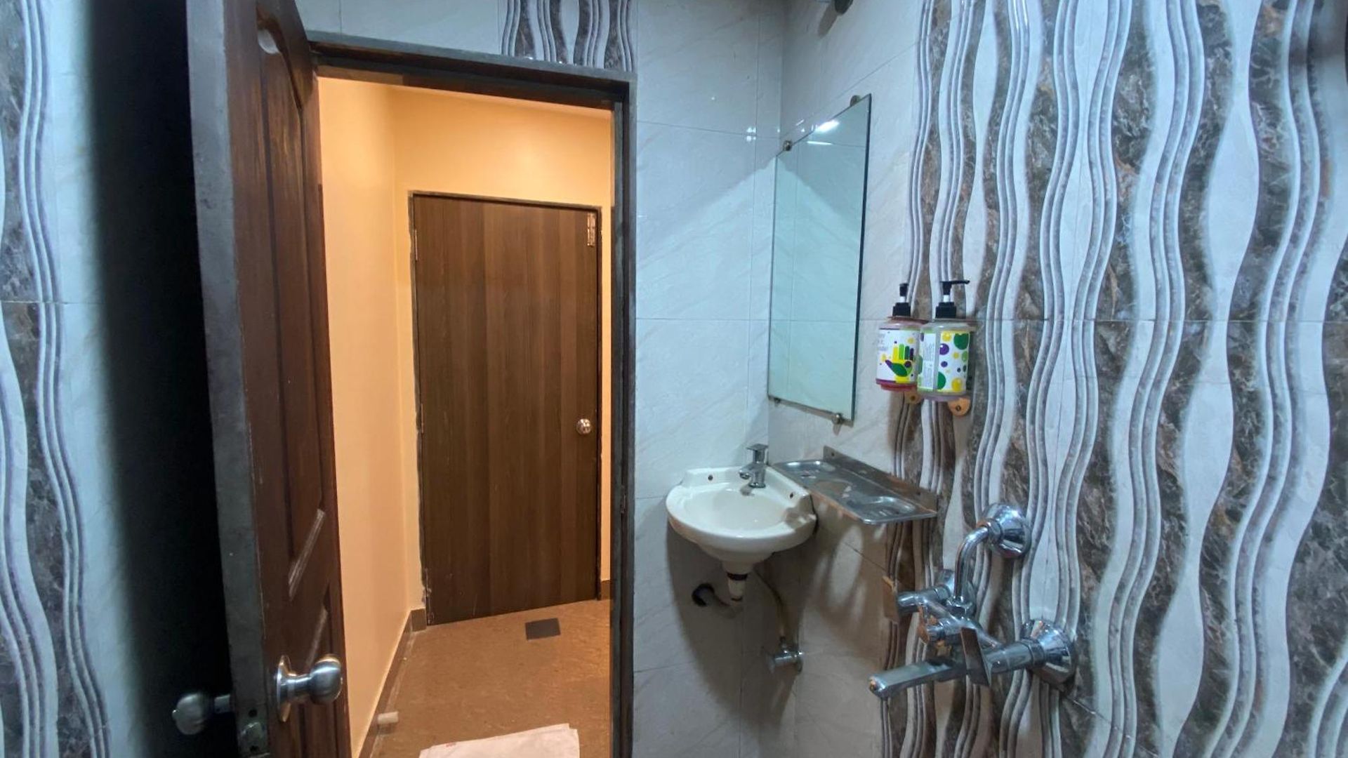 Royal Grand - Near International Airport Hotel