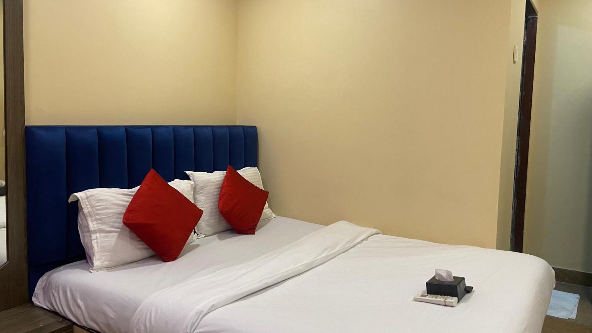 Hotel Royal Grand - Near International Airport