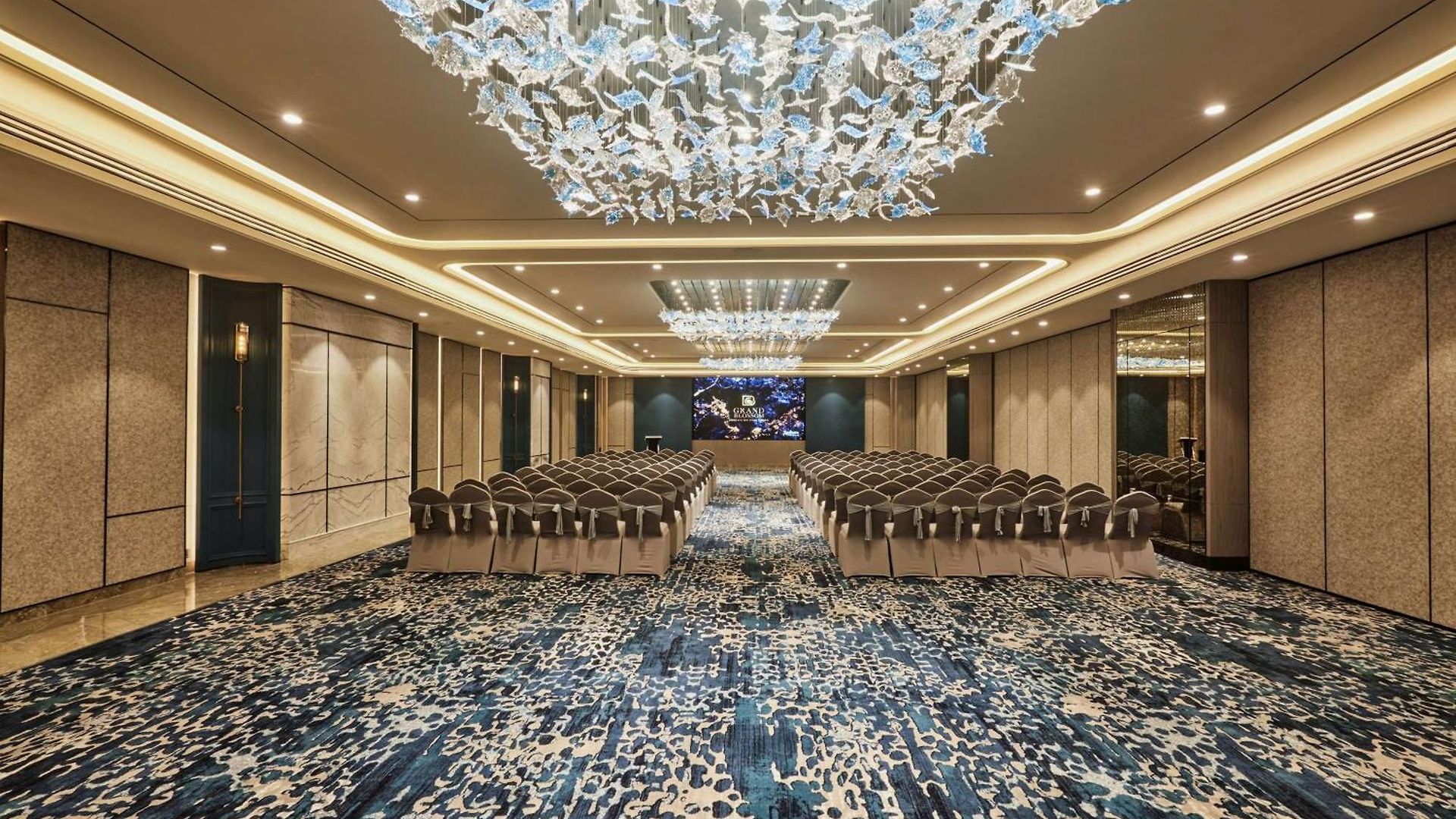 Radisson Goregaon 4*