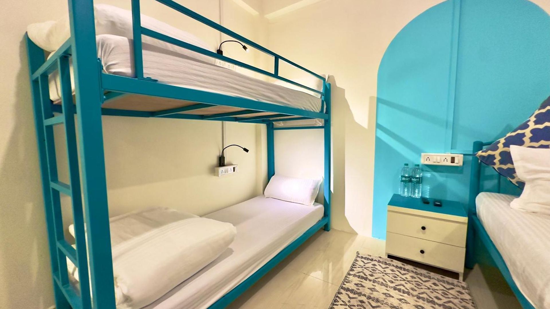 Hostel Locomo Hostel Express - Stay Work Eat Mumbai
