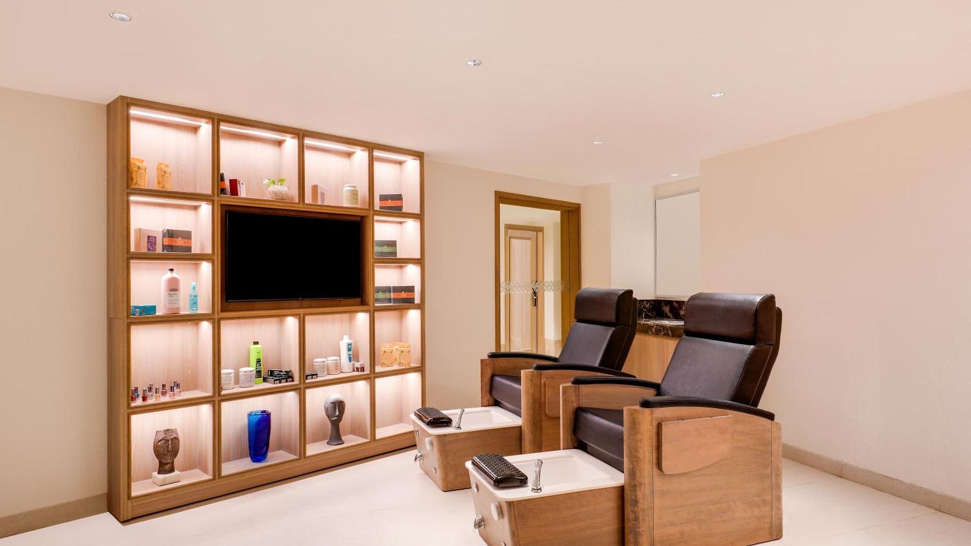 Hotel Aurika, International Airport - Luxury By Lemon Tree 5*