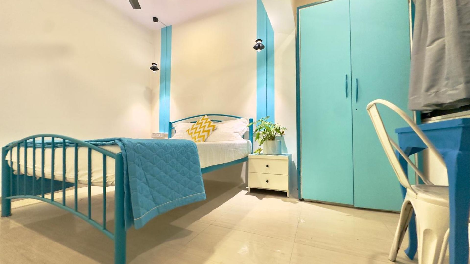 Locomo Hostel Express - Stay Work Eat Hostel Mumbai