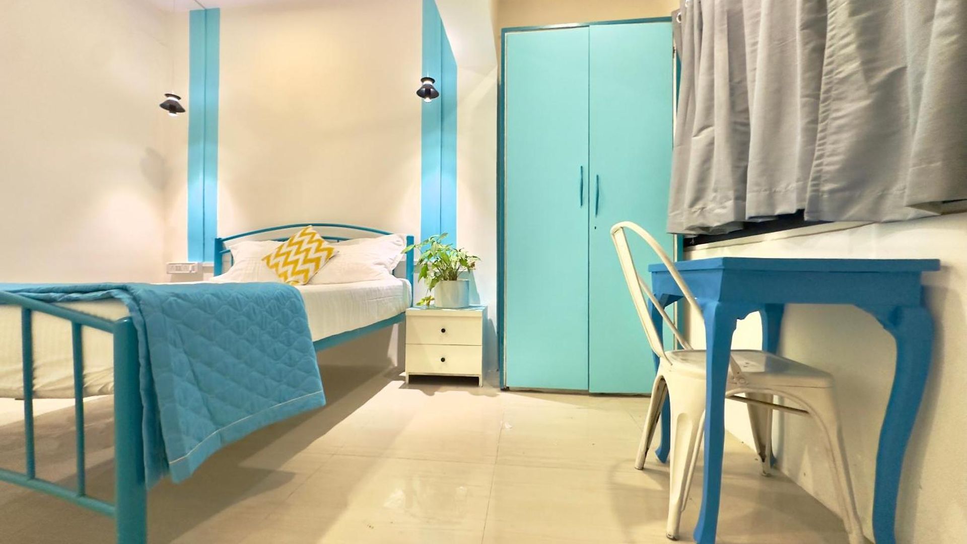 Locomo Hostel Express - Stay Work Eat Mumbai