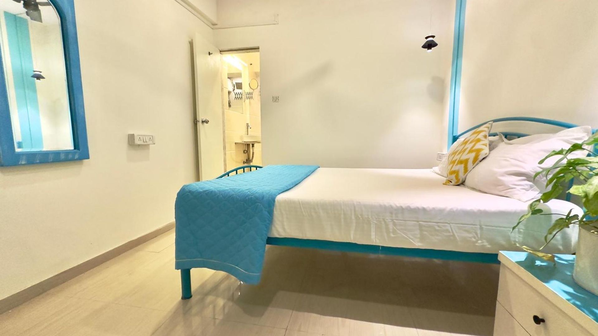Locomo Hostel Express - Stay Work Eat * Mumbai