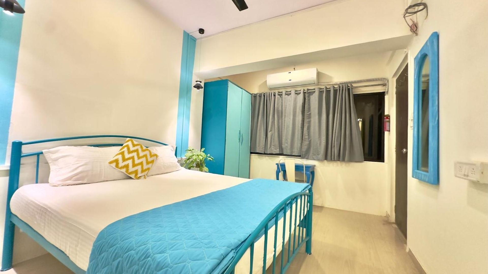 Locomo Hostel Express - Stay Work Eat Mumbai