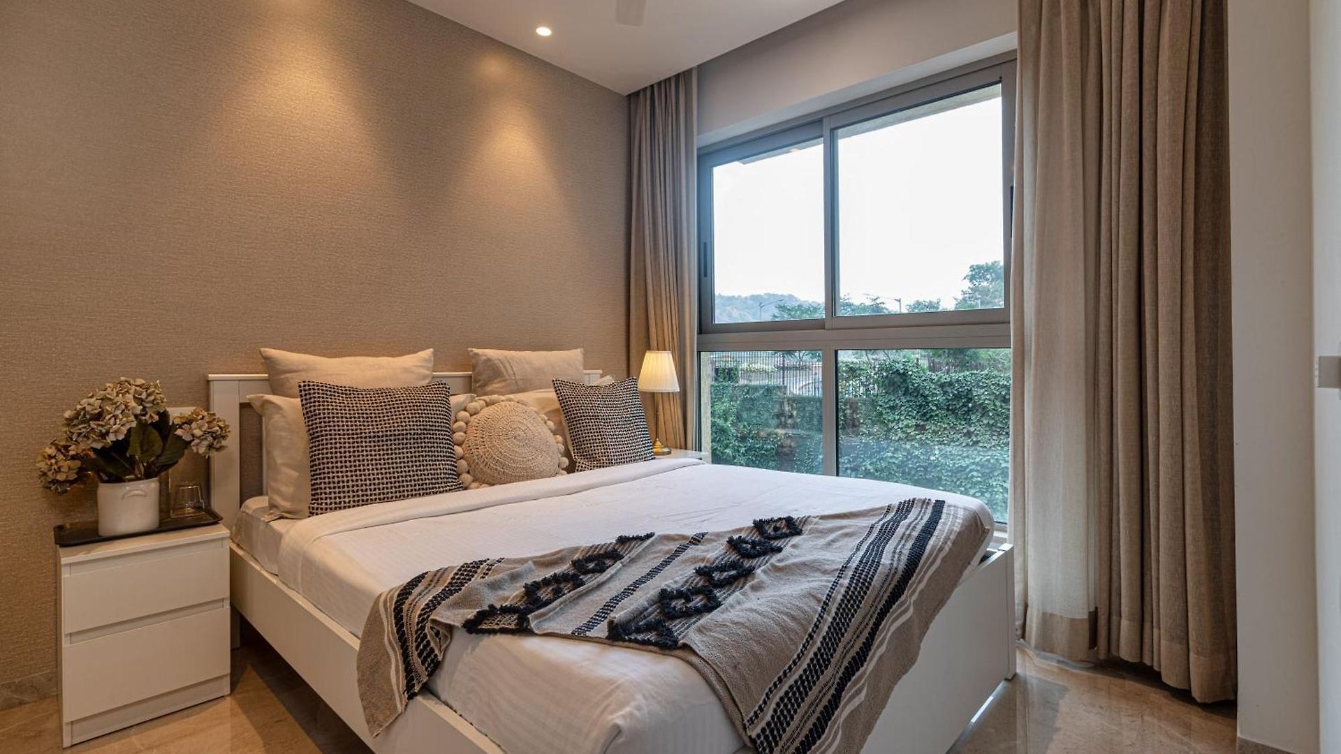 Regent Entire One Bedroom - Hiranandani Gardens, Powai Apartment *
