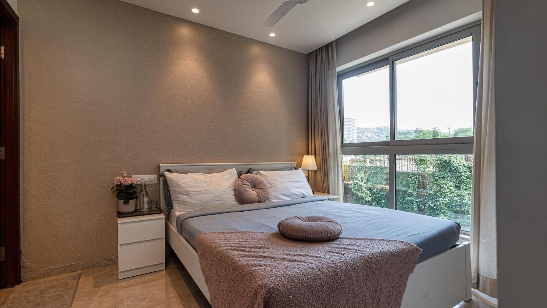 Regent Entire One Bedroom - Hiranandani Gardens, Powai Apartment