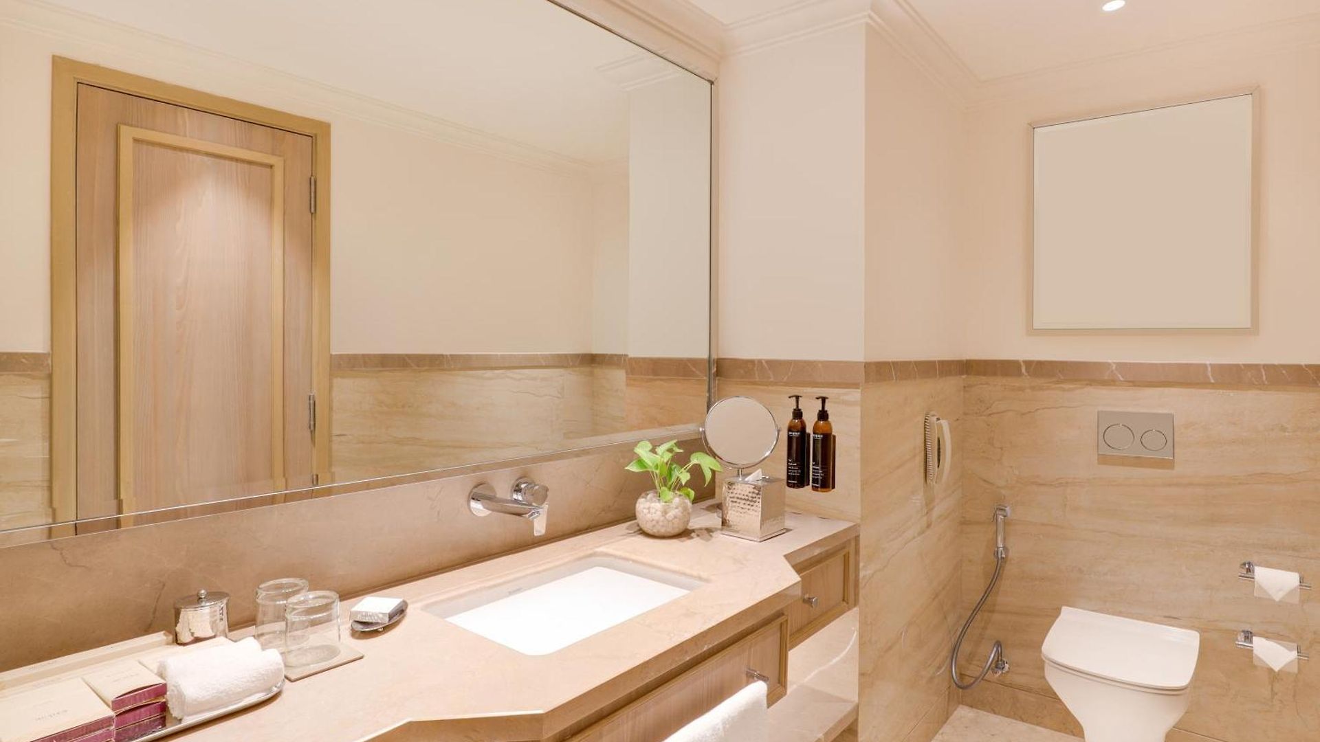 Hotel Aurika, International Airport - Luxury By Lemon Tree