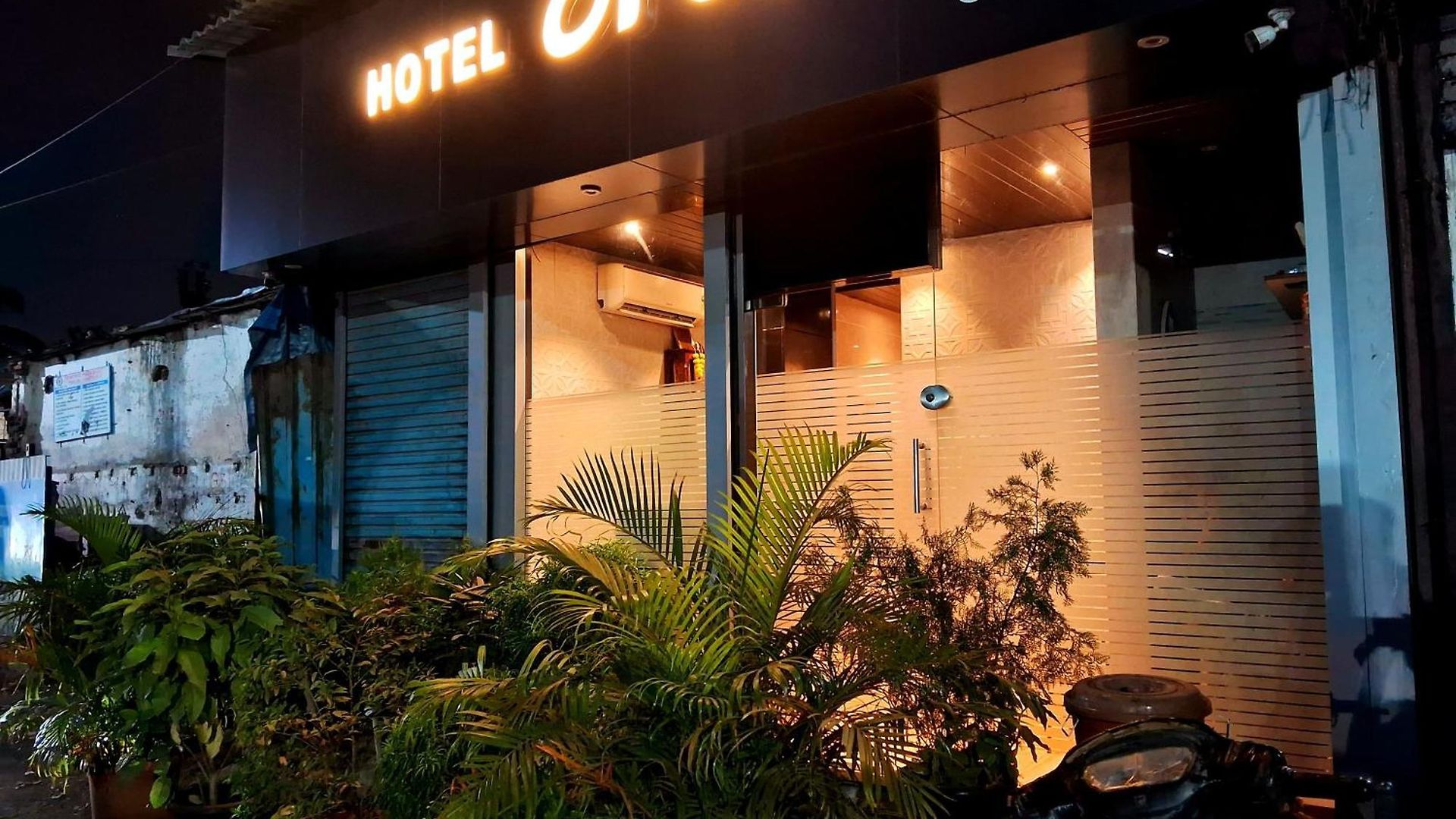 Hotel Eros - Near Airport T2