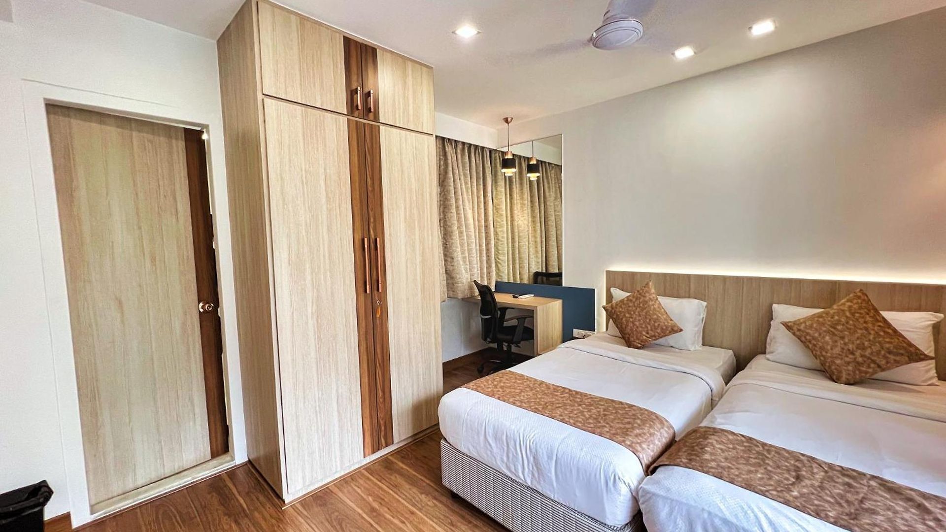 White House By Maxxvalue Service Bandra Apartment