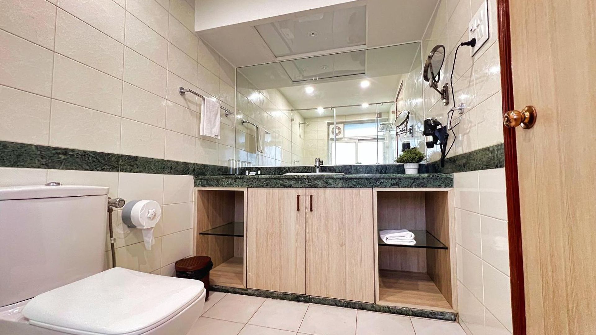 White House By Maxxvalue Service Bandra Apartment *