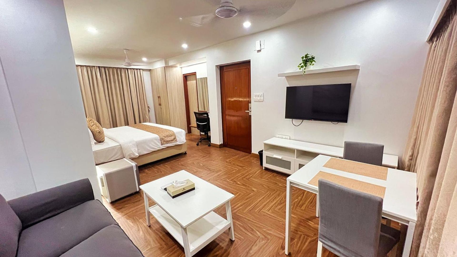 White House By Maxxvalue Service Bandra Apartment