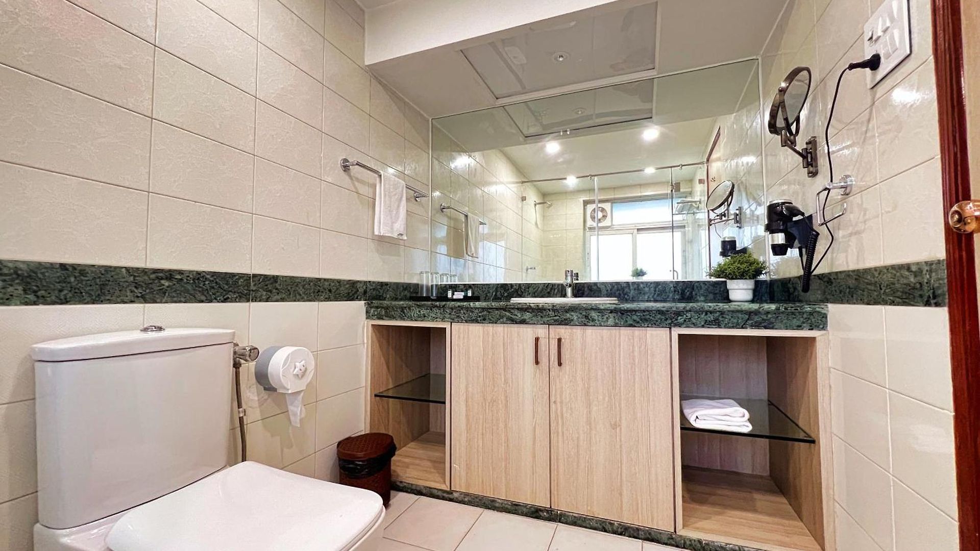 White House By Maxxvalue Service Bandra * Mumbai