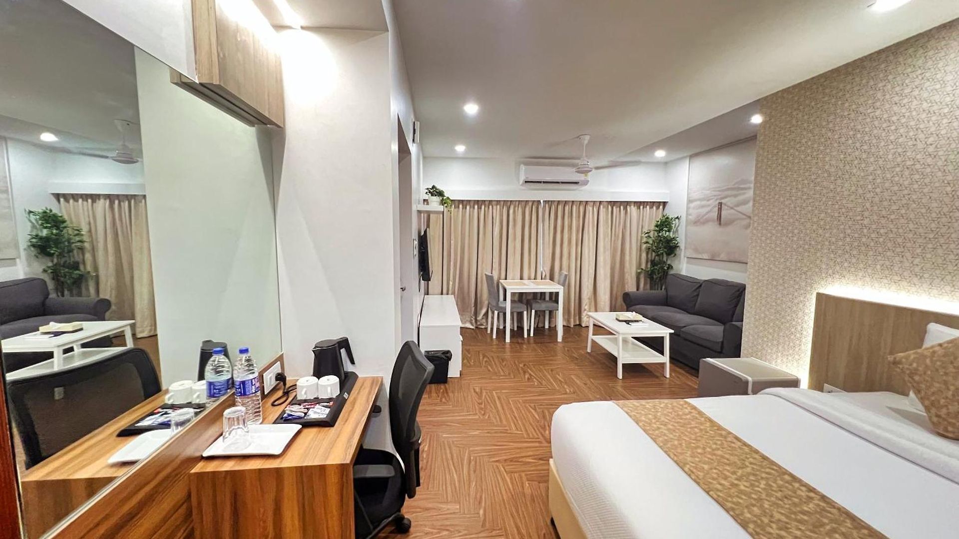 White House By Maxxvalue Service Bandra Apartment *