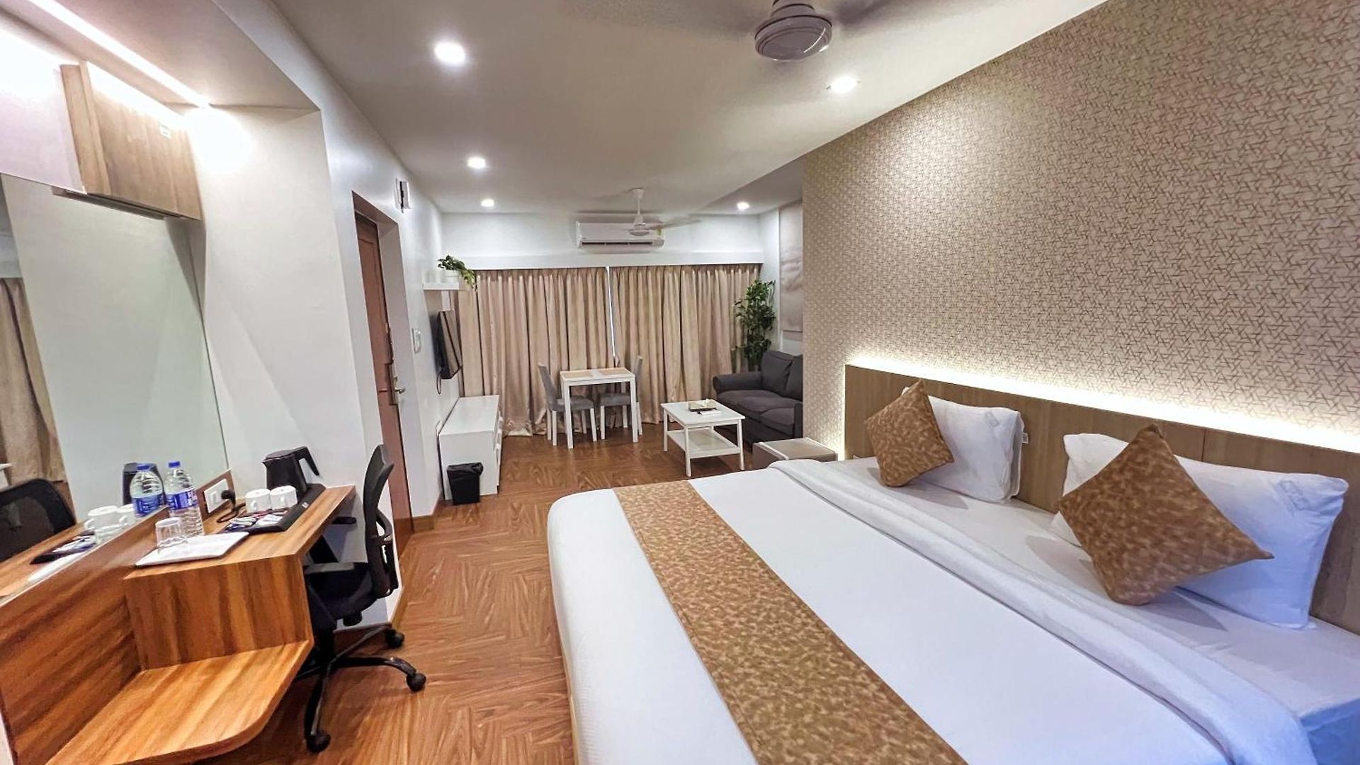 White House By Maxxvalue Service Bandra Apartment *
