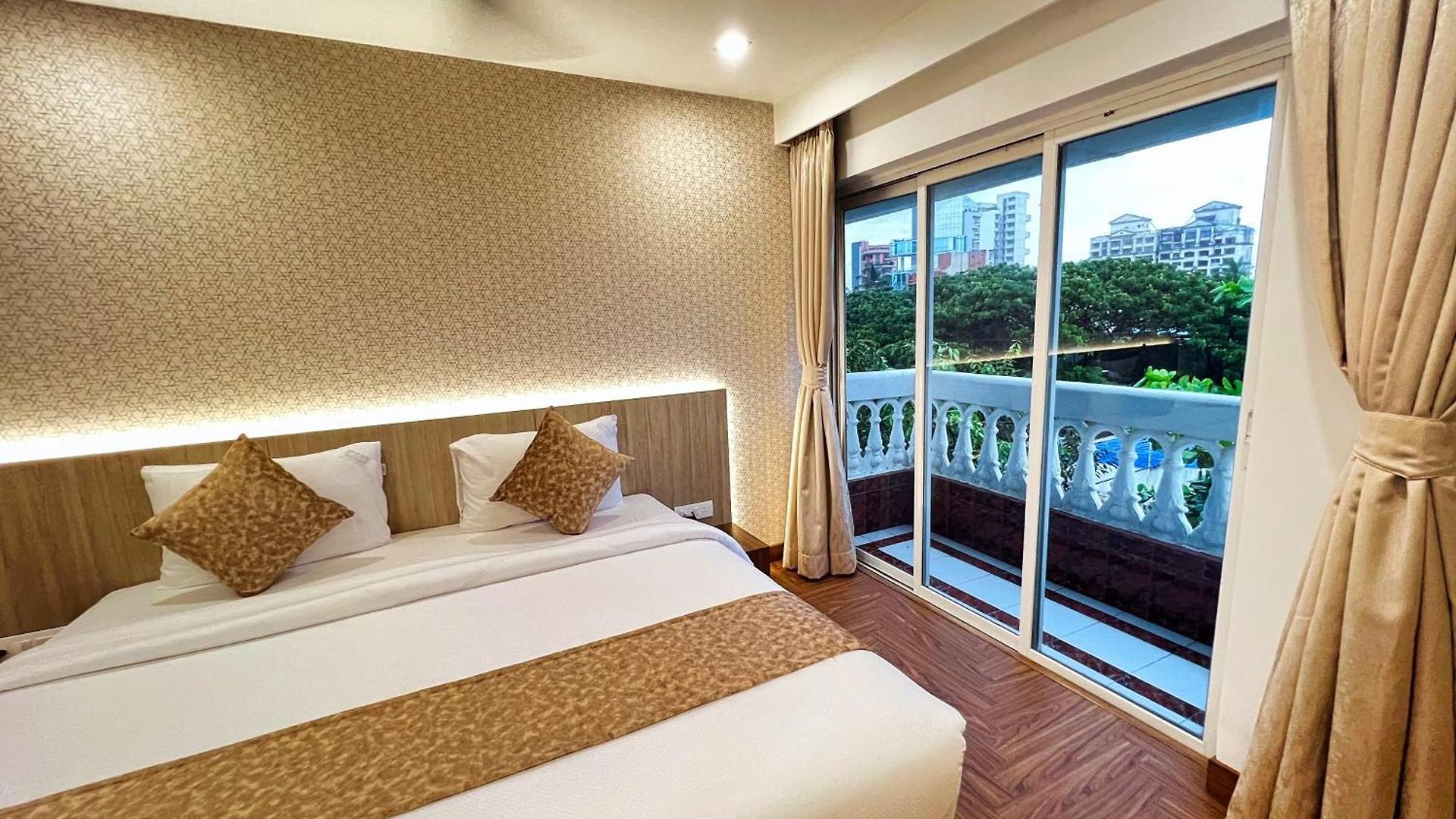 White House By Maxxvalue Service Bandra Apartment