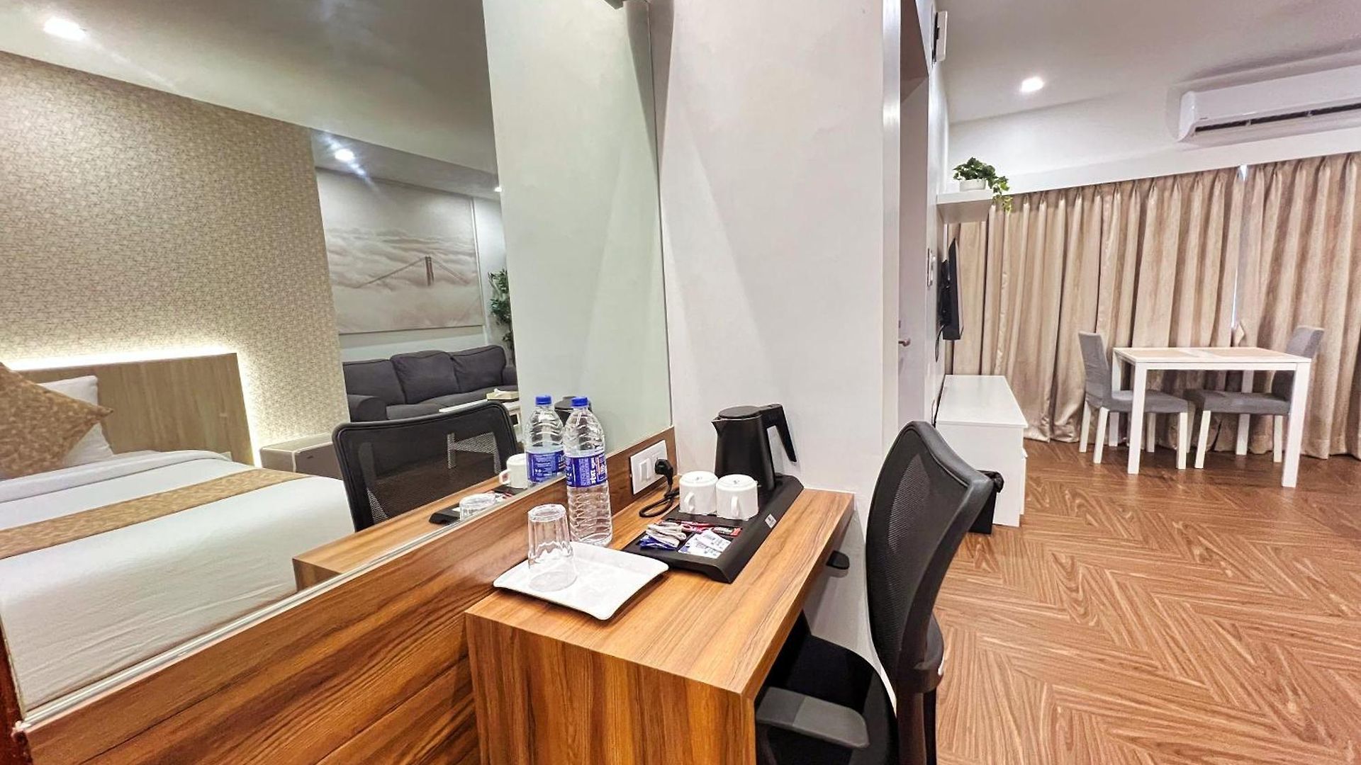 White House By Maxxvalue Service Bandra Apartment *