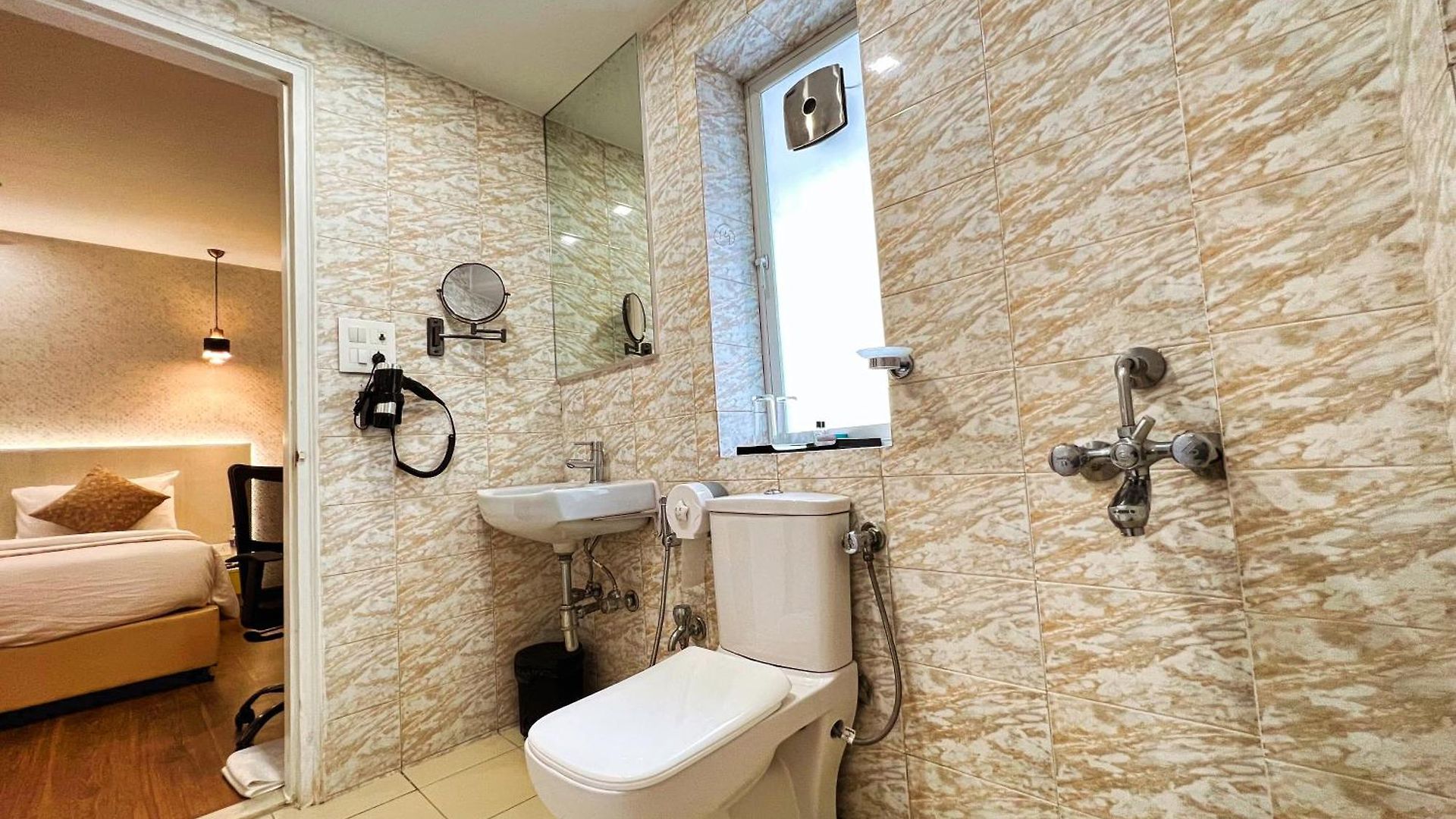White House By Maxxvalue Service Bandra Apartment *