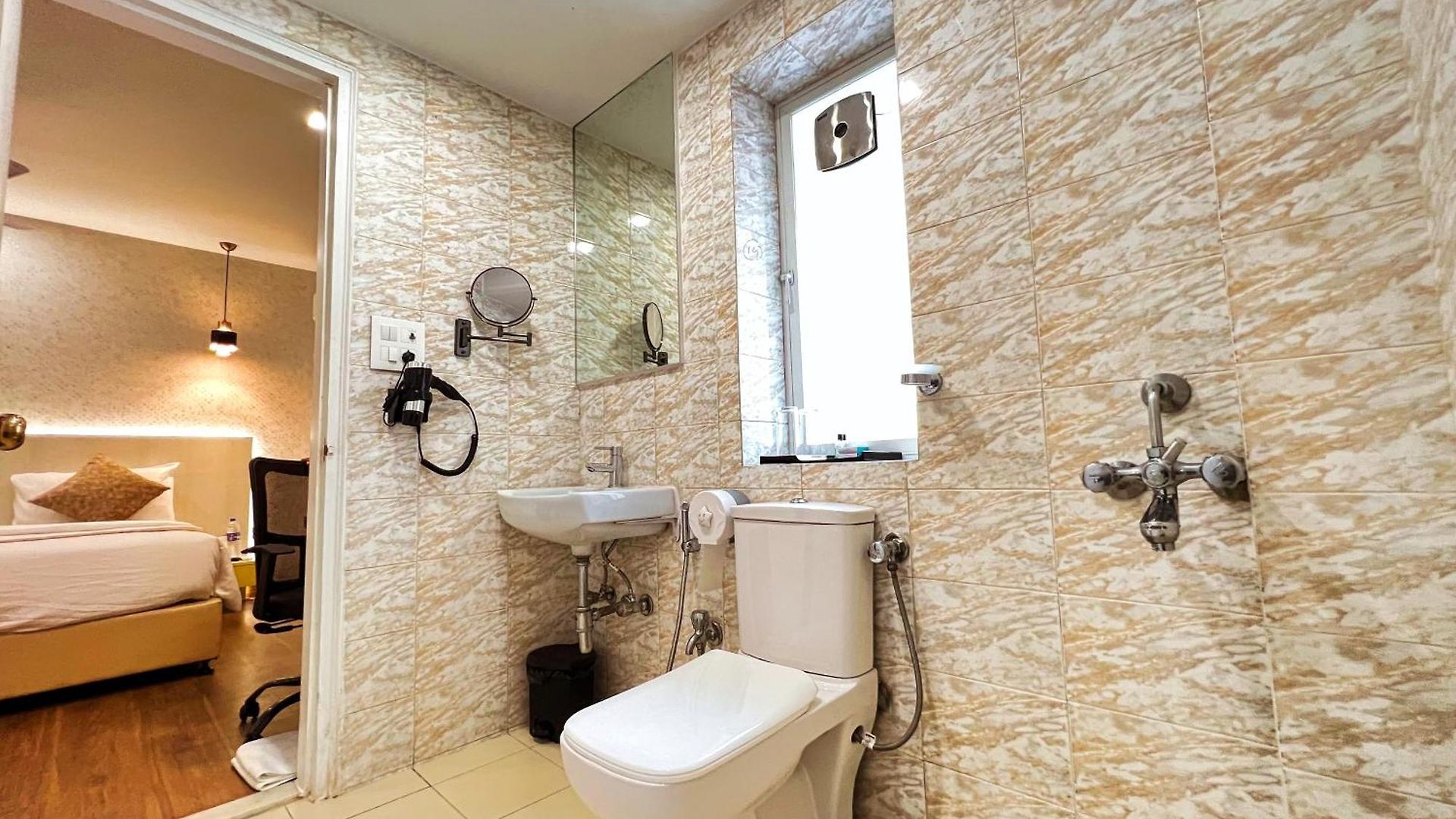 White House By Maxxvalue Service Bandra Apartment