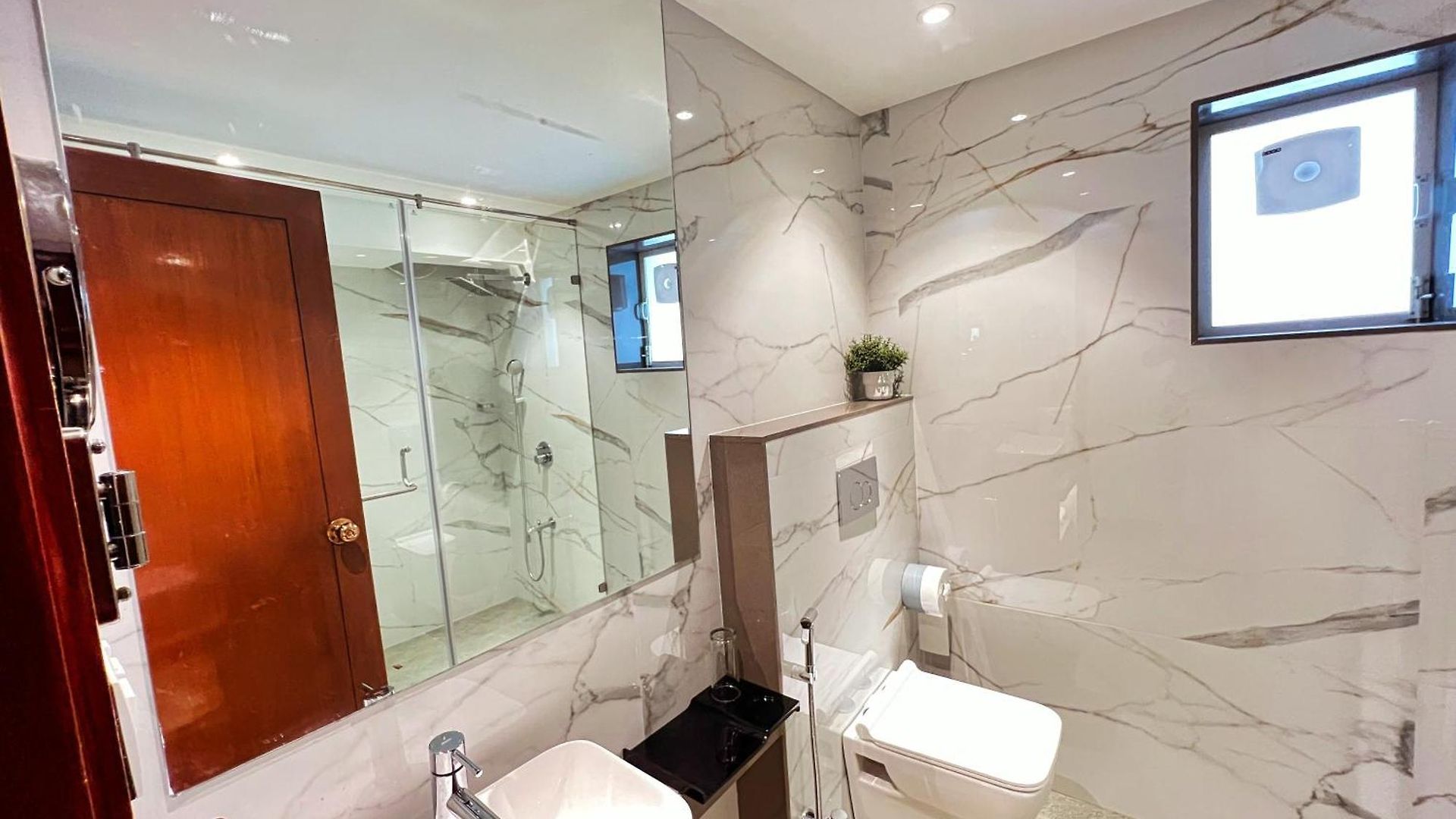 White House By Maxxvalue Service Bandra Apartment