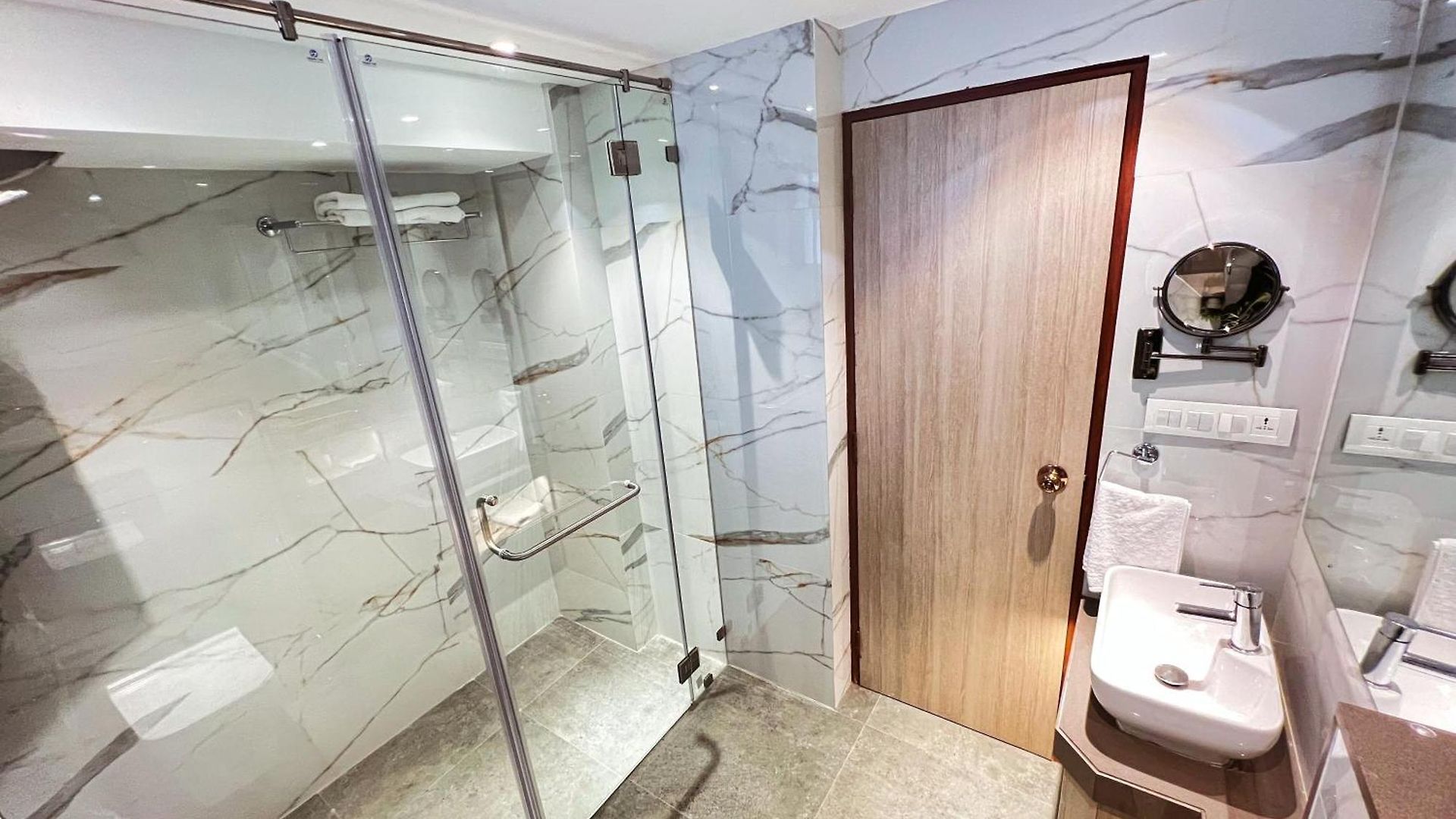 White House By Maxxvalue Service Bandra * Mumbai