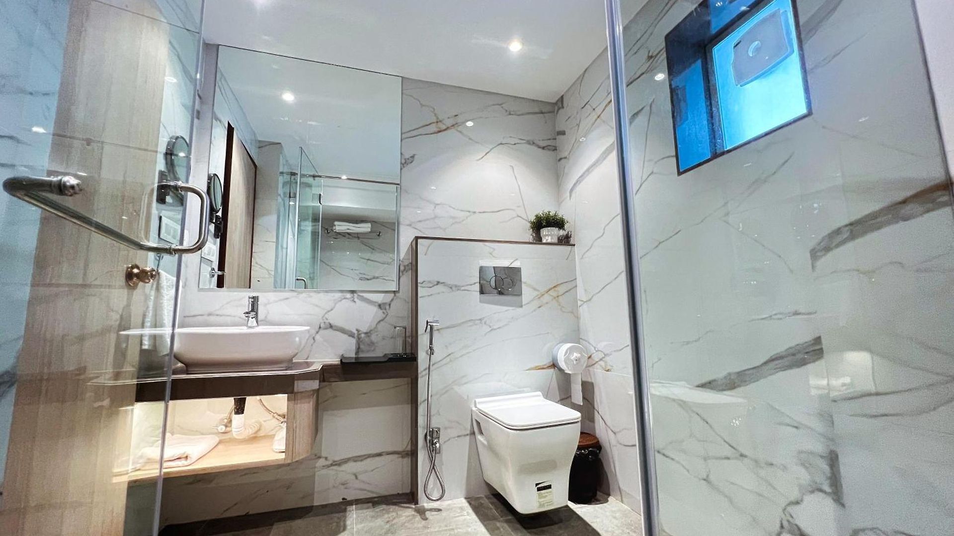 White House By Maxxvalue Service Bandra Apartment *