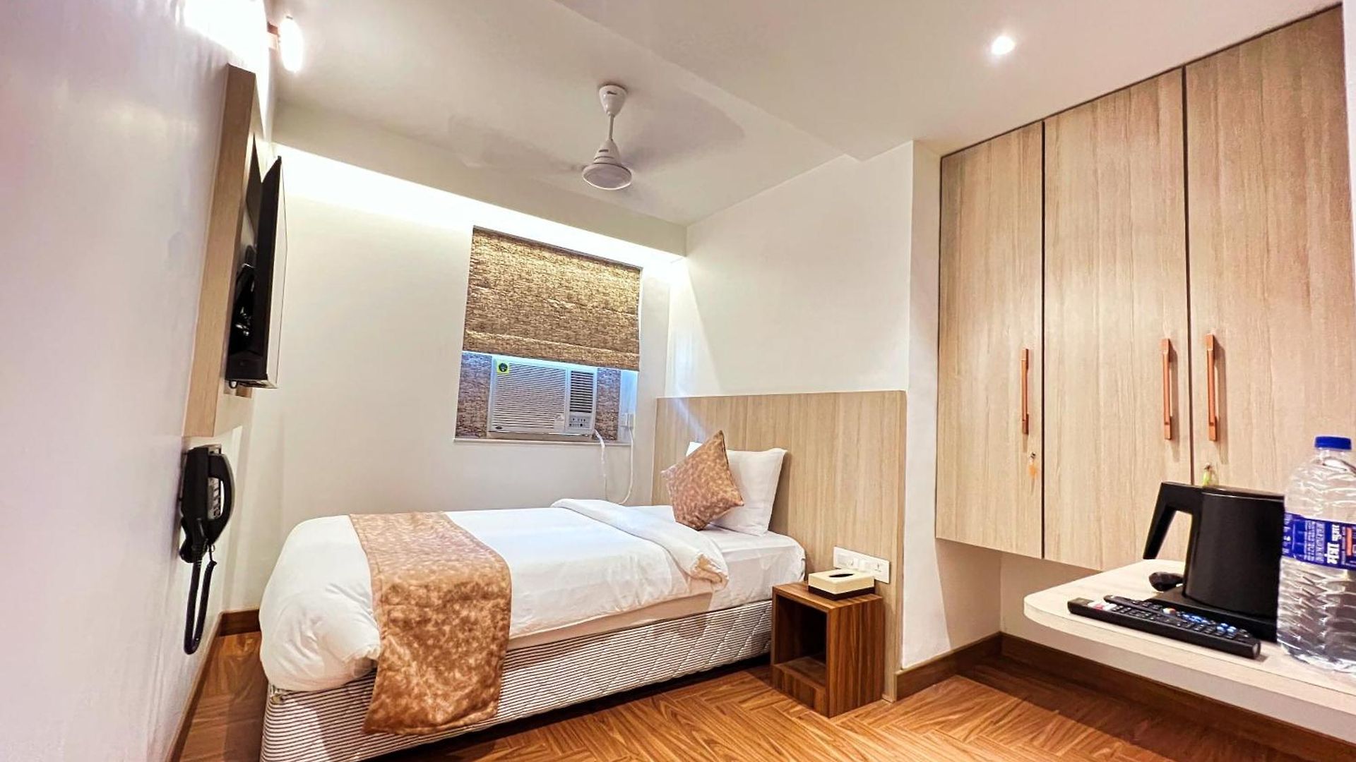 White House By Maxxvalue Service Bandra Apartment