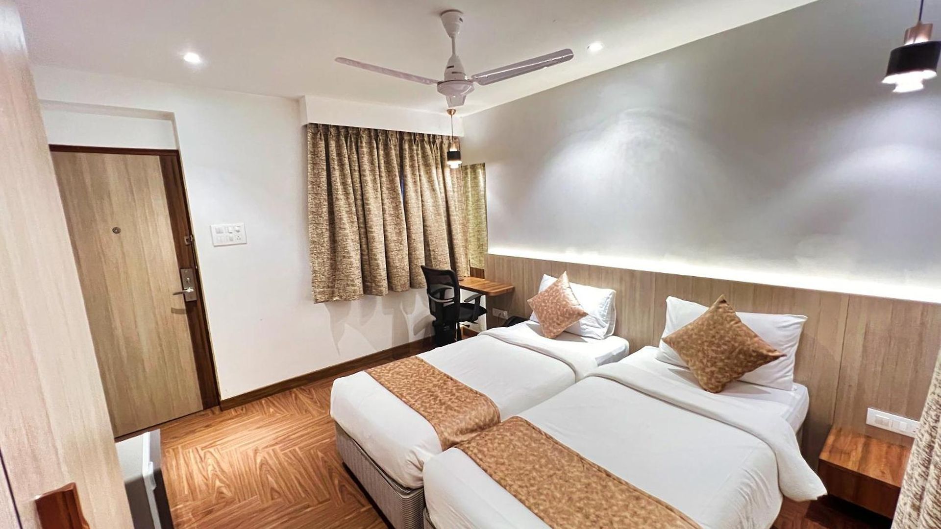 White House By Maxxvalue Service Bandra * Mumbai