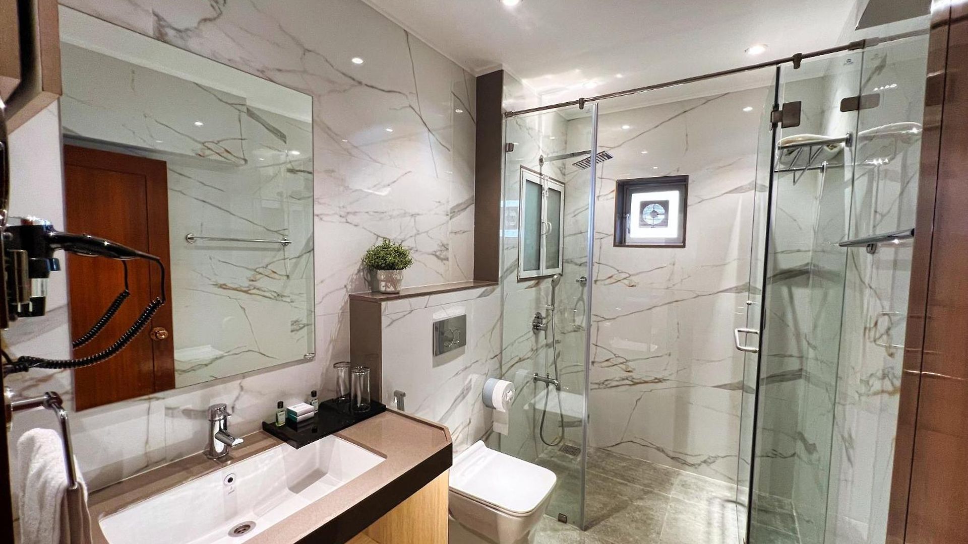 White House By Maxxvalue Service Bandra Apartment *