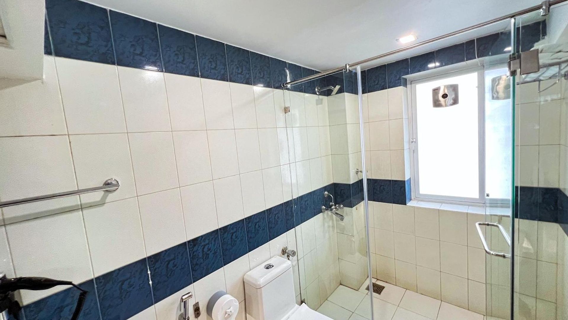 White House By Maxxvalue Service Bandra Apartment