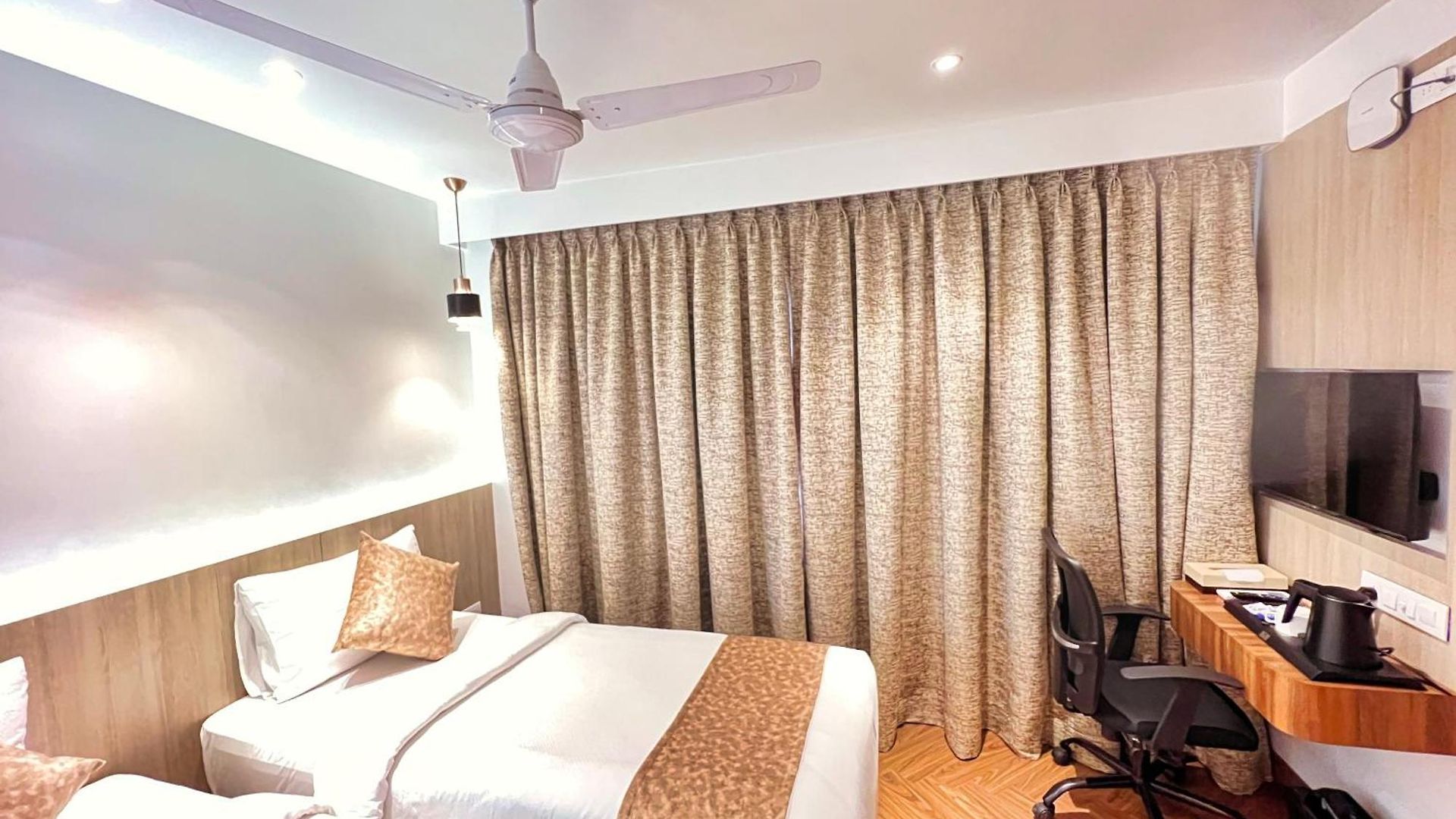White House By Maxxvalue Service Bandra Apartment *
