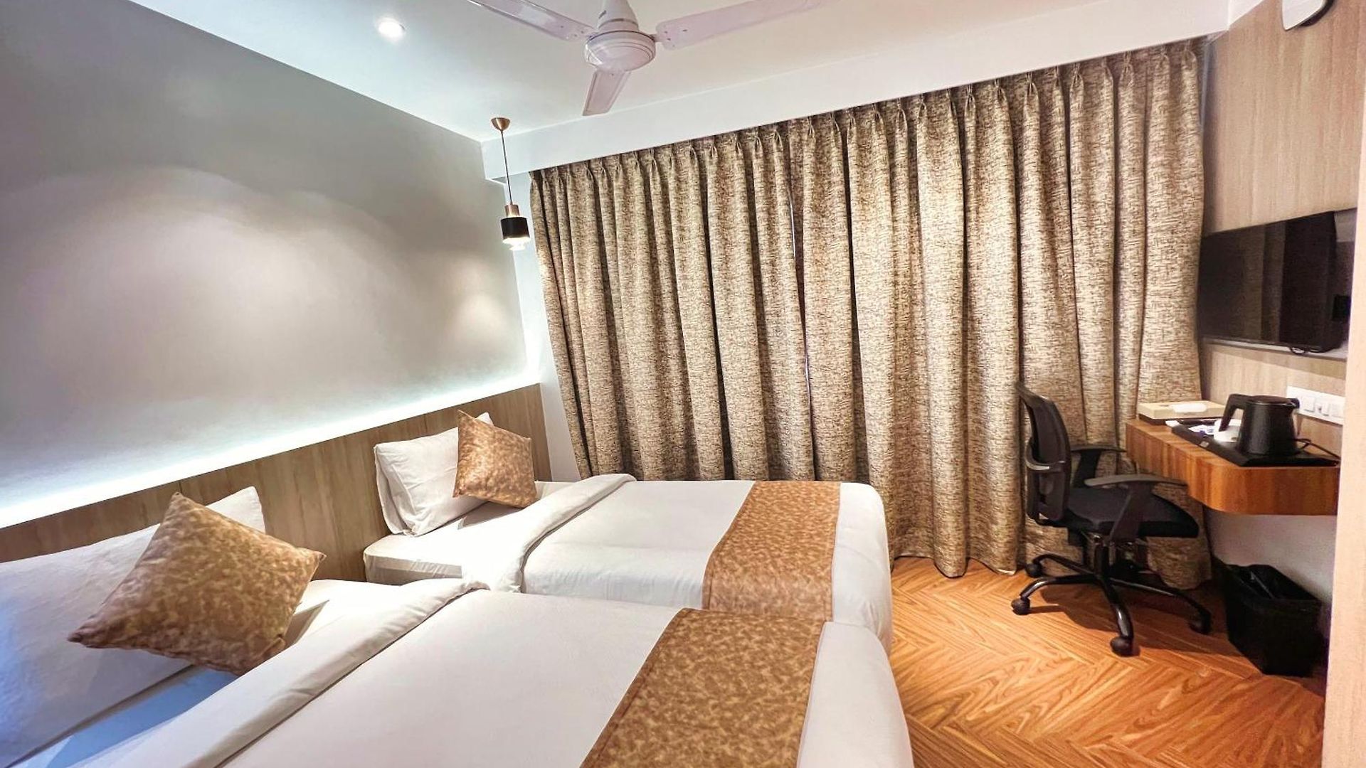White House By Maxxvalue Service Bandra Apartment *