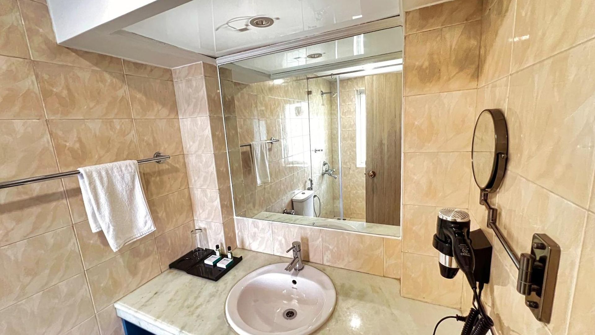 White House By Maxxvalue Service Bandra Apartment