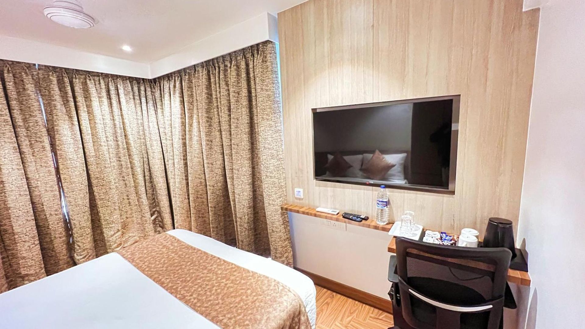 White House By Maxxvalue Service Bandra Apartment *