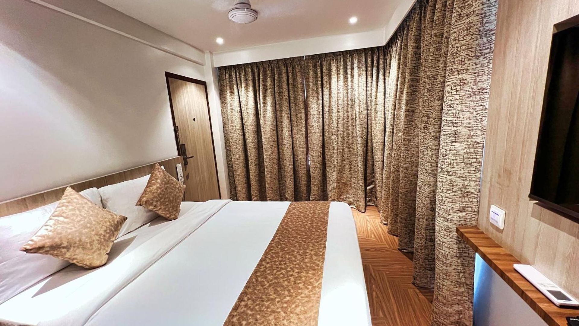Apartment White House By Maxxvalue Service Bandra