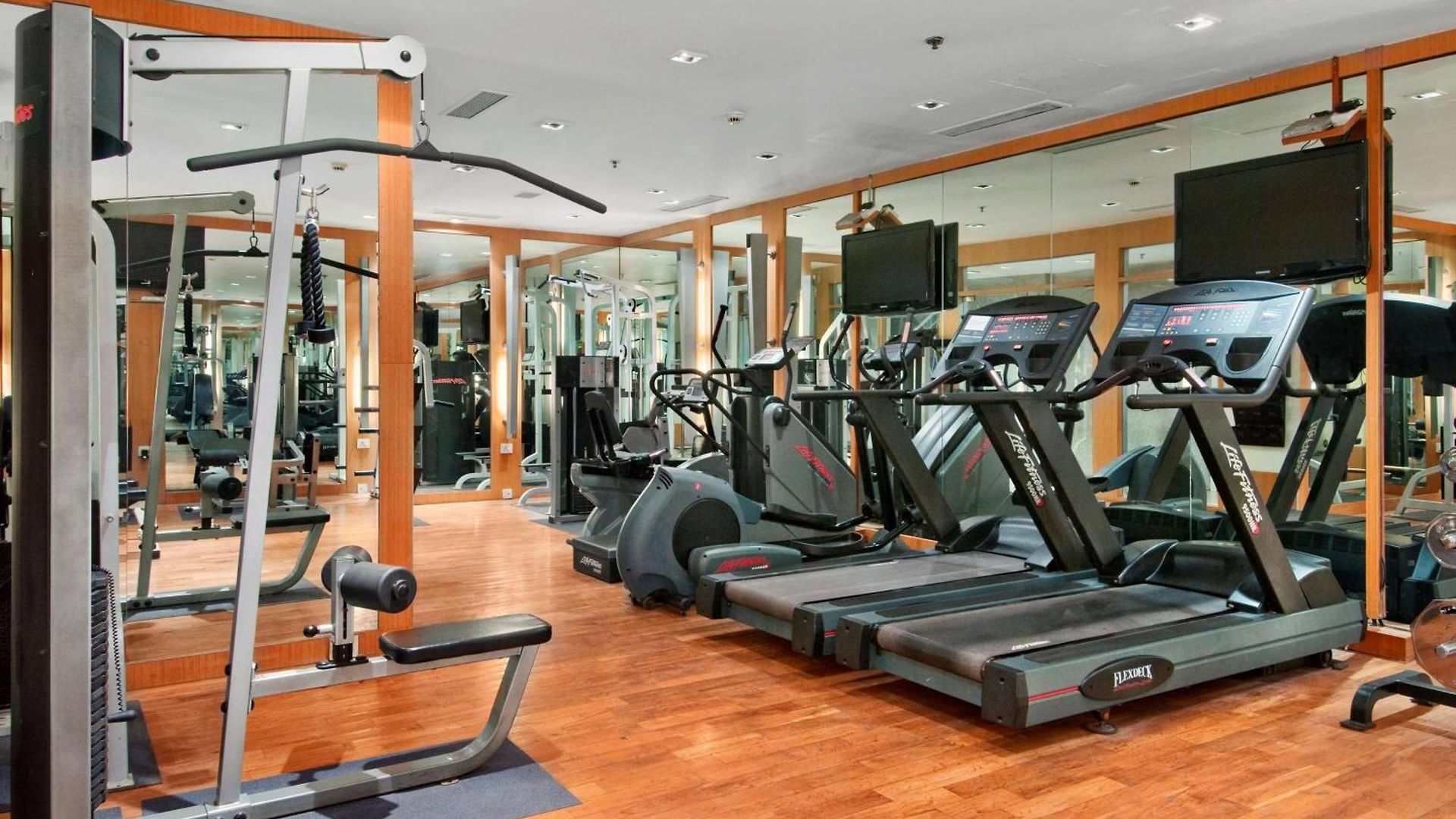 Hotel Hilton International Airport 5*
