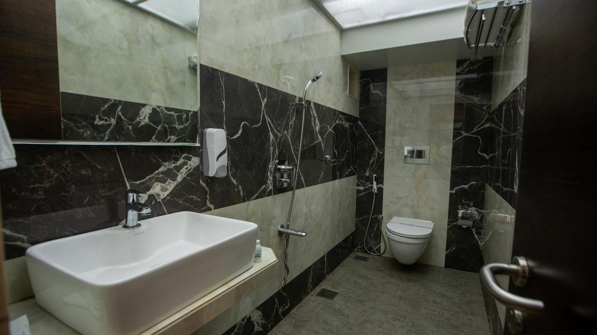 Naaz Executive Hotel Mumbai