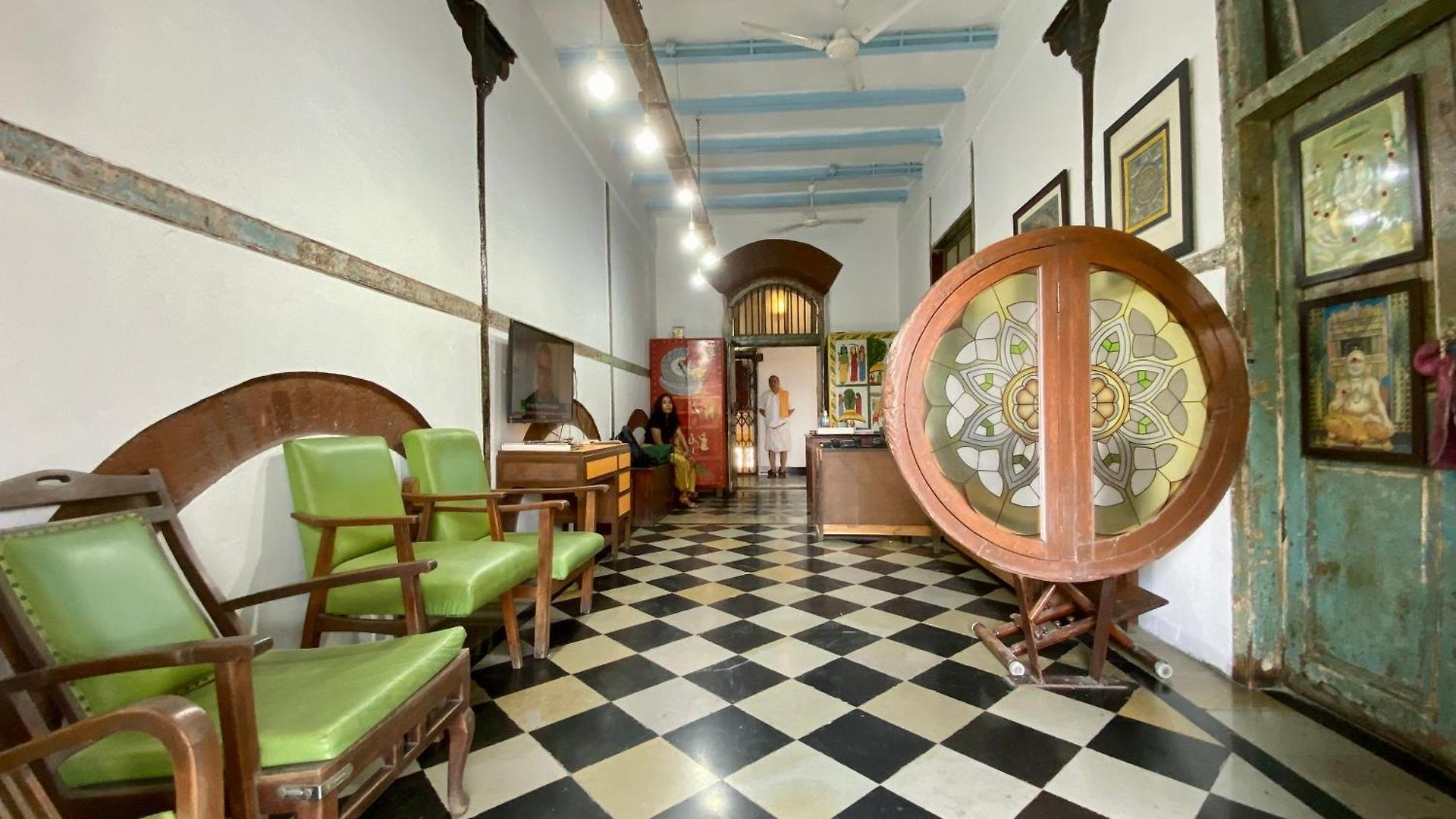 Vasantashram Cst Mumbai, Free Wifi With 1940s Retro Vibe