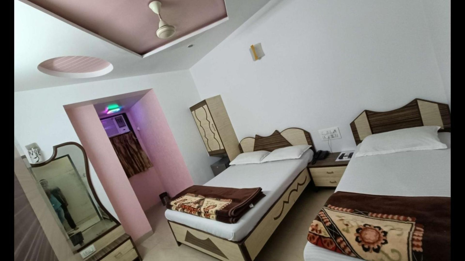 Broadway Colaba 2*