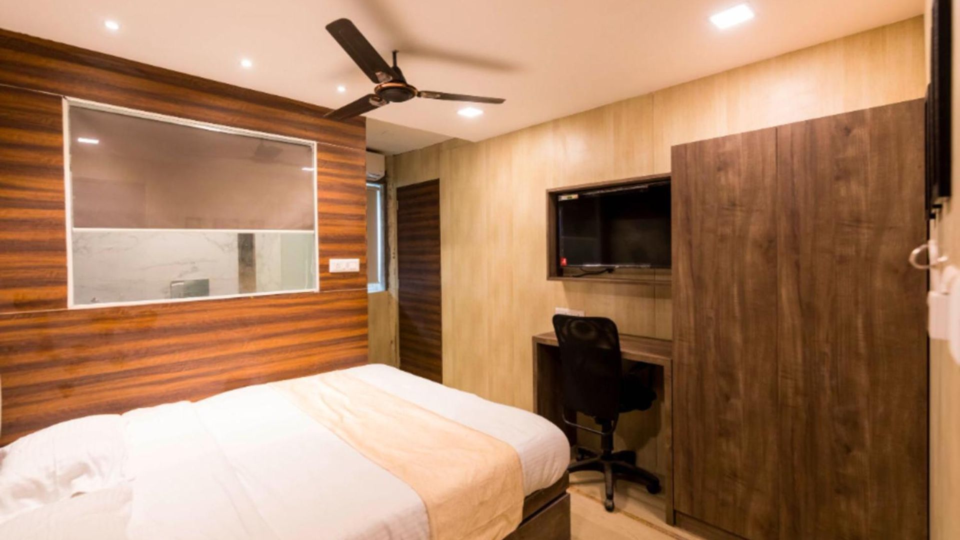 Hotel New Sky Palace Residency- Near International Airport Andheri East 3*