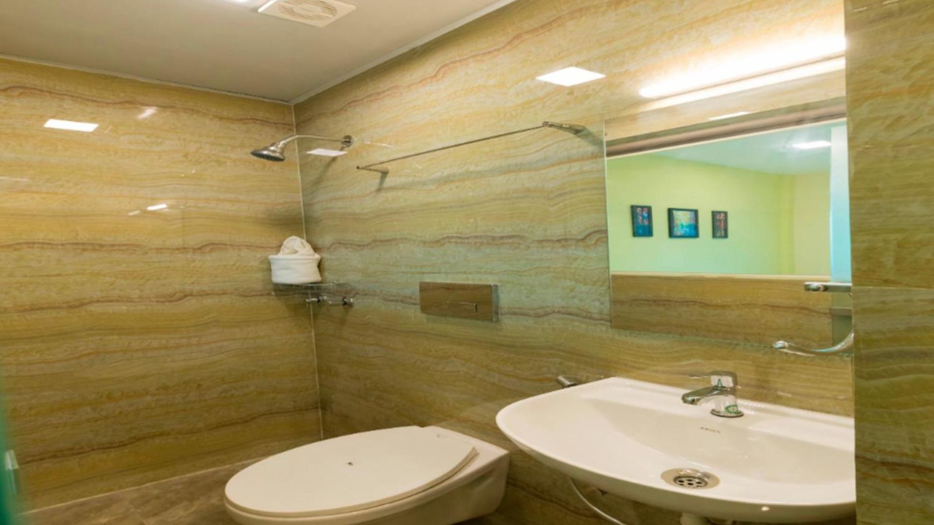 New Sky Palace Residency- Near International Airport Andheri East Hotel