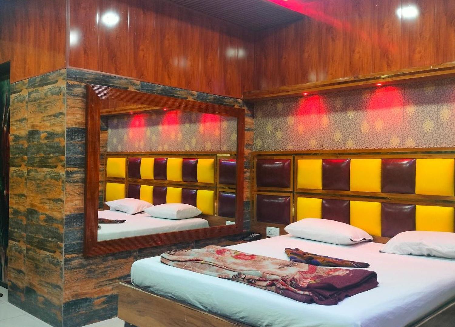 Love hotel Spring & Mumbai