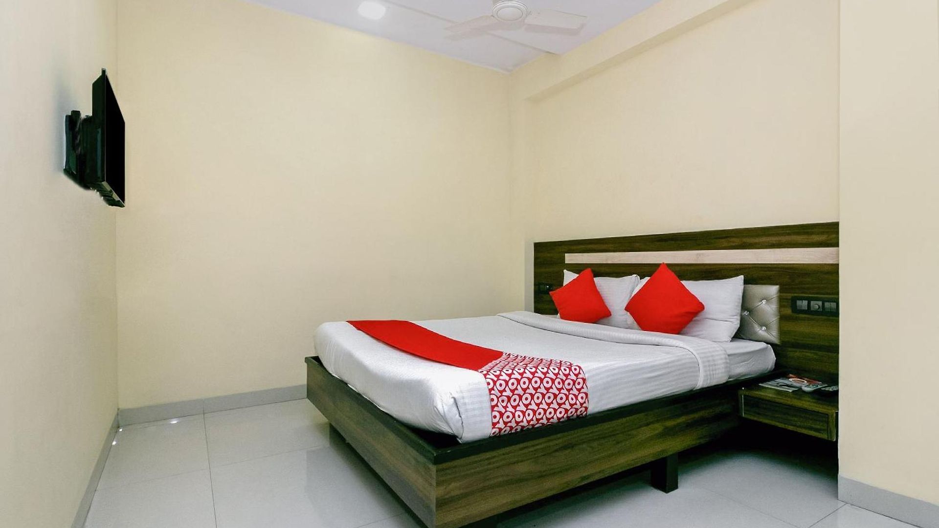 Hotel Oyo 23656 Parimeet Mumbai